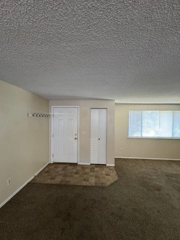 320 Ne Hill St - Photo 4 of 17