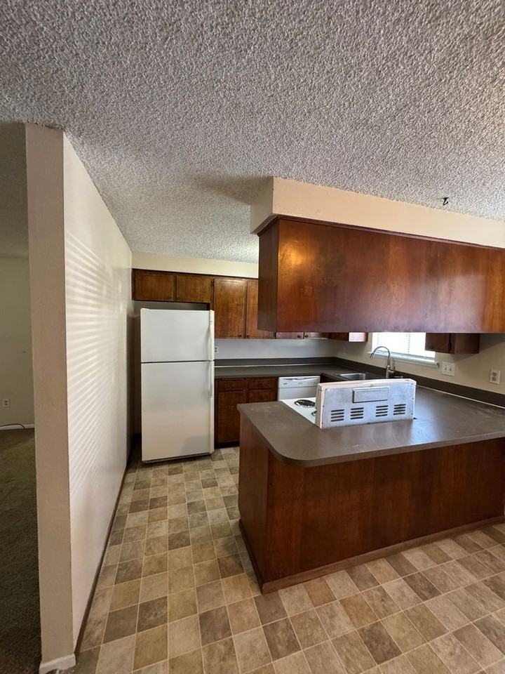 320 Ne Hill St - Photo 5 of 17