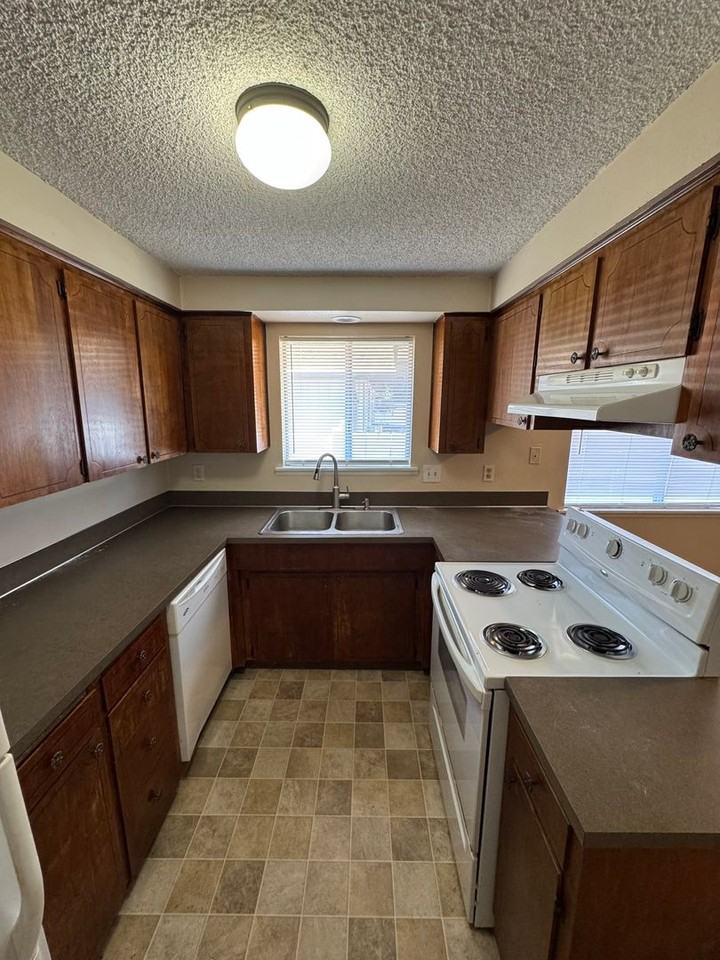 320 Ne Hill St - Photo 6 of 17