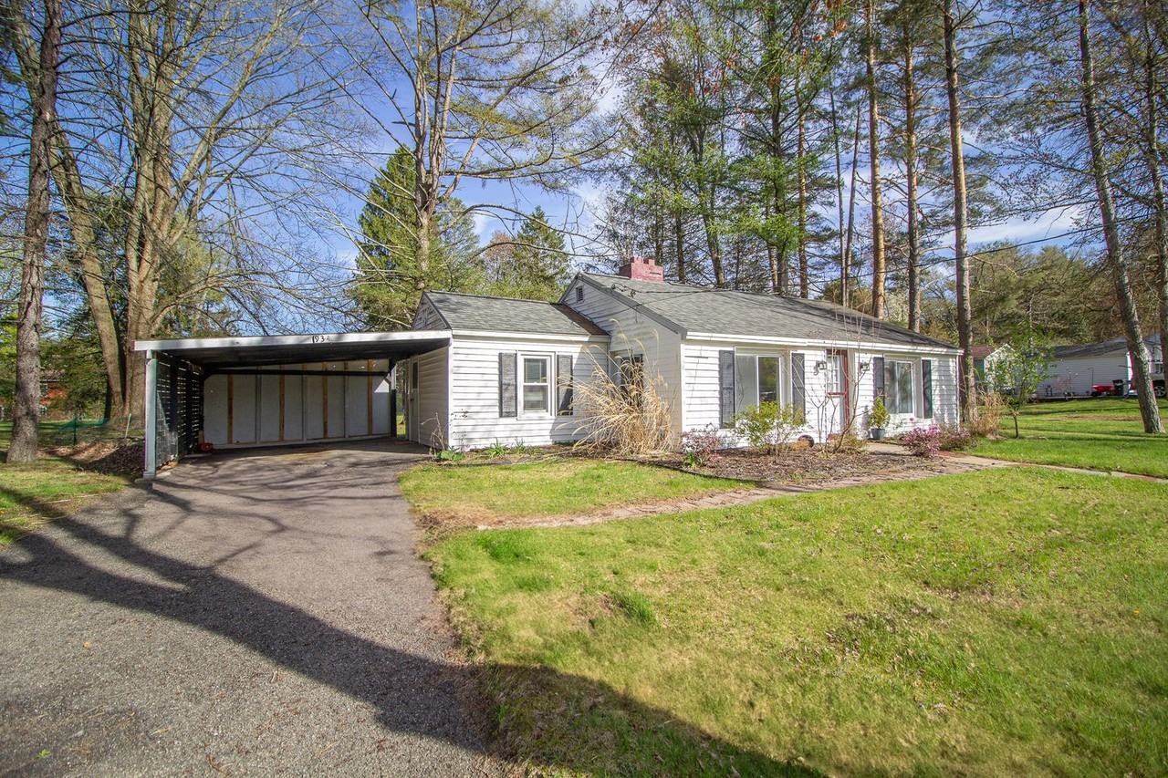 934 Mohegan Rd - Photo 2 of 18