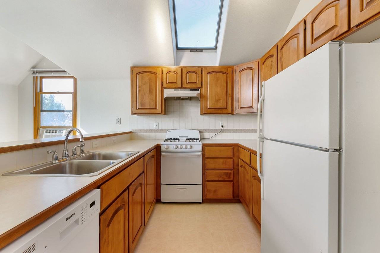415 Mason Ct - Photo 5 of 11