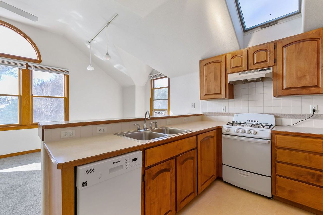 415 Mason Ct - Photo 6 of 11