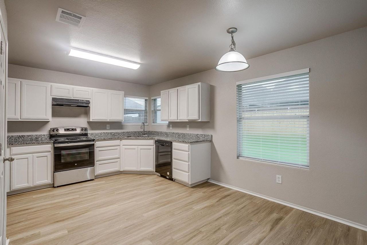 2616 Castle Pines Dr - Photo 2 of 12