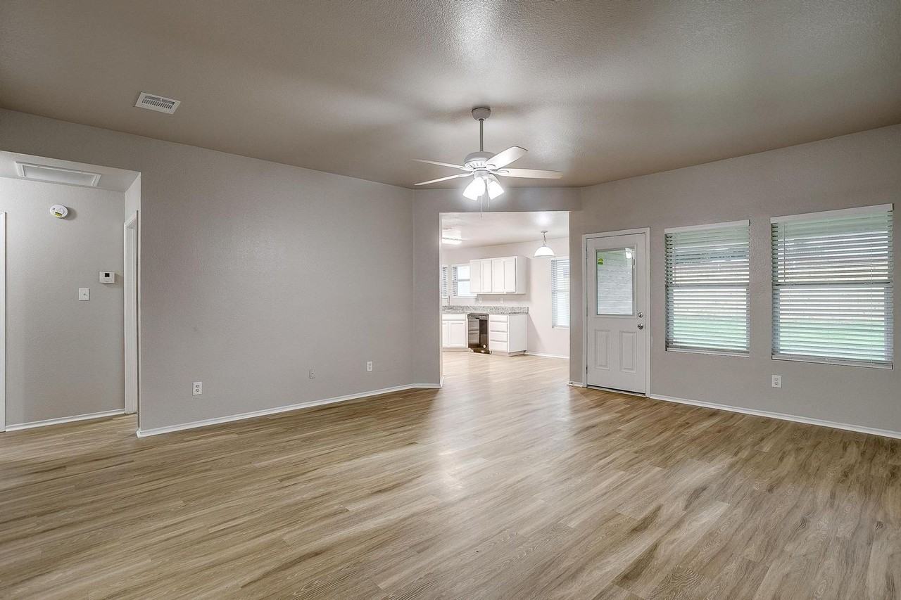 2616 Castle Pines Dr - Photo 3 of 12