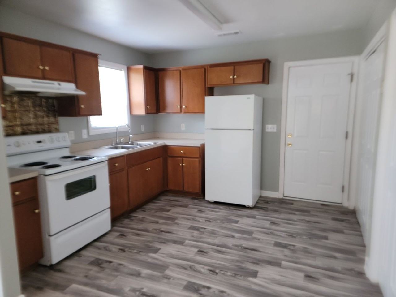 1598 Henley St - Photo 3 of 6