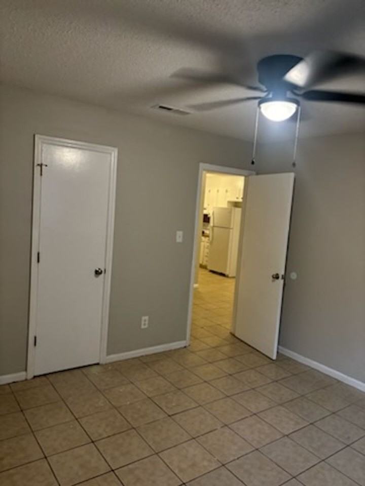 211 8th Avenue Dr Se - Photo 3 of 8