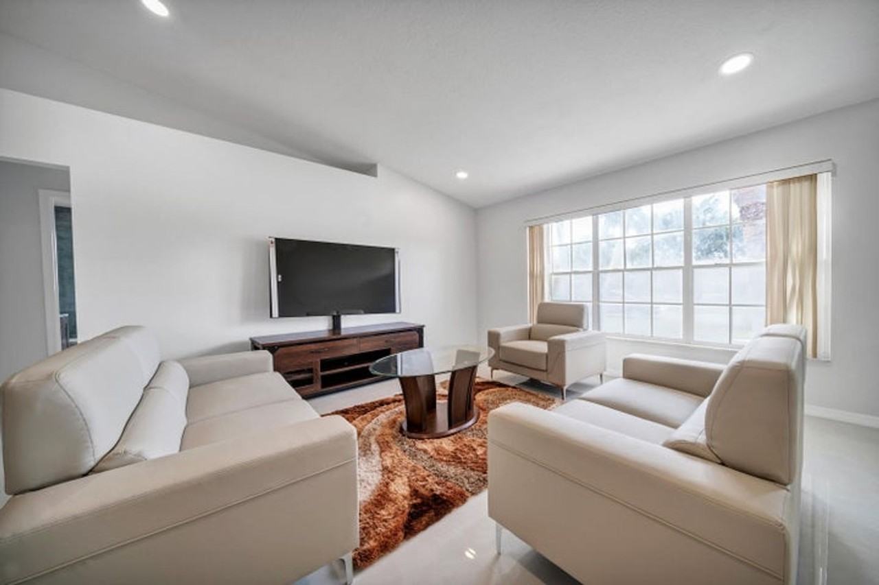 113 Madrid St - Photo 2 of 12