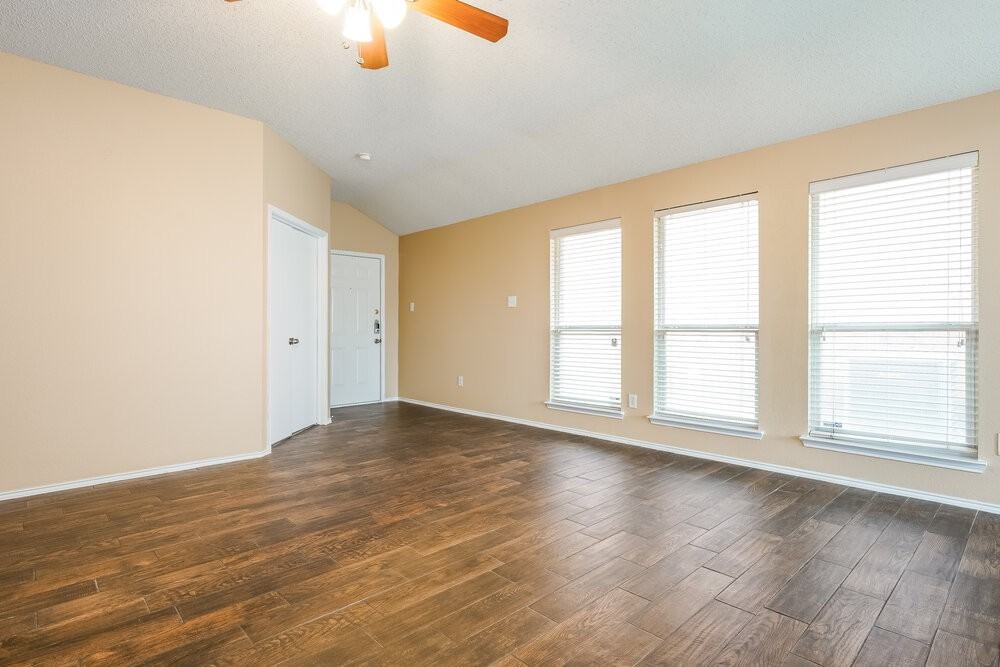 705 Pine Hollow Dr - Photo 5 of 16