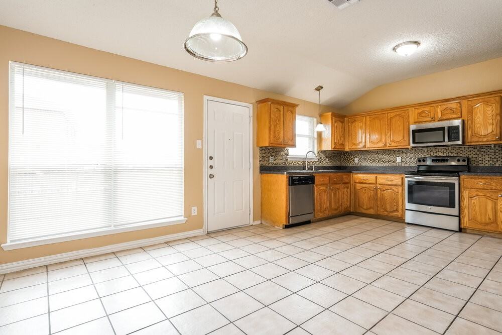 705 Pine Hollow Dr - Photo 6 of 16