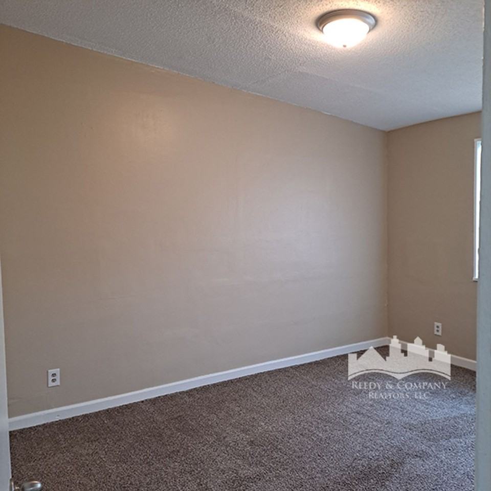 1740 Brown Avenue - Photo 6 of 9