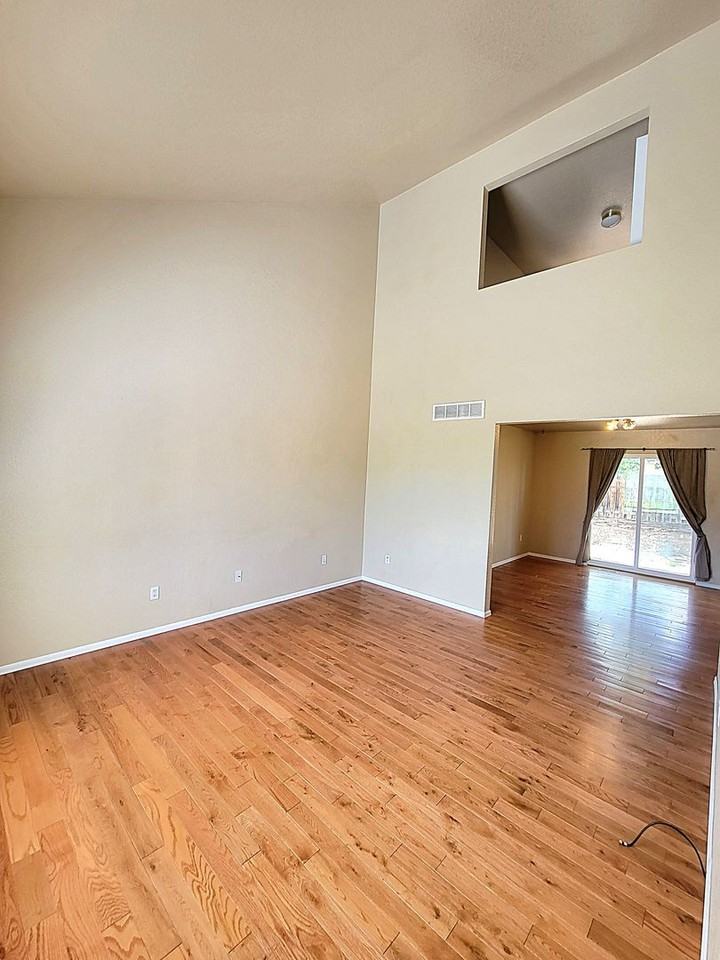1229 Silverqueen Rd - Photo 4 of 11