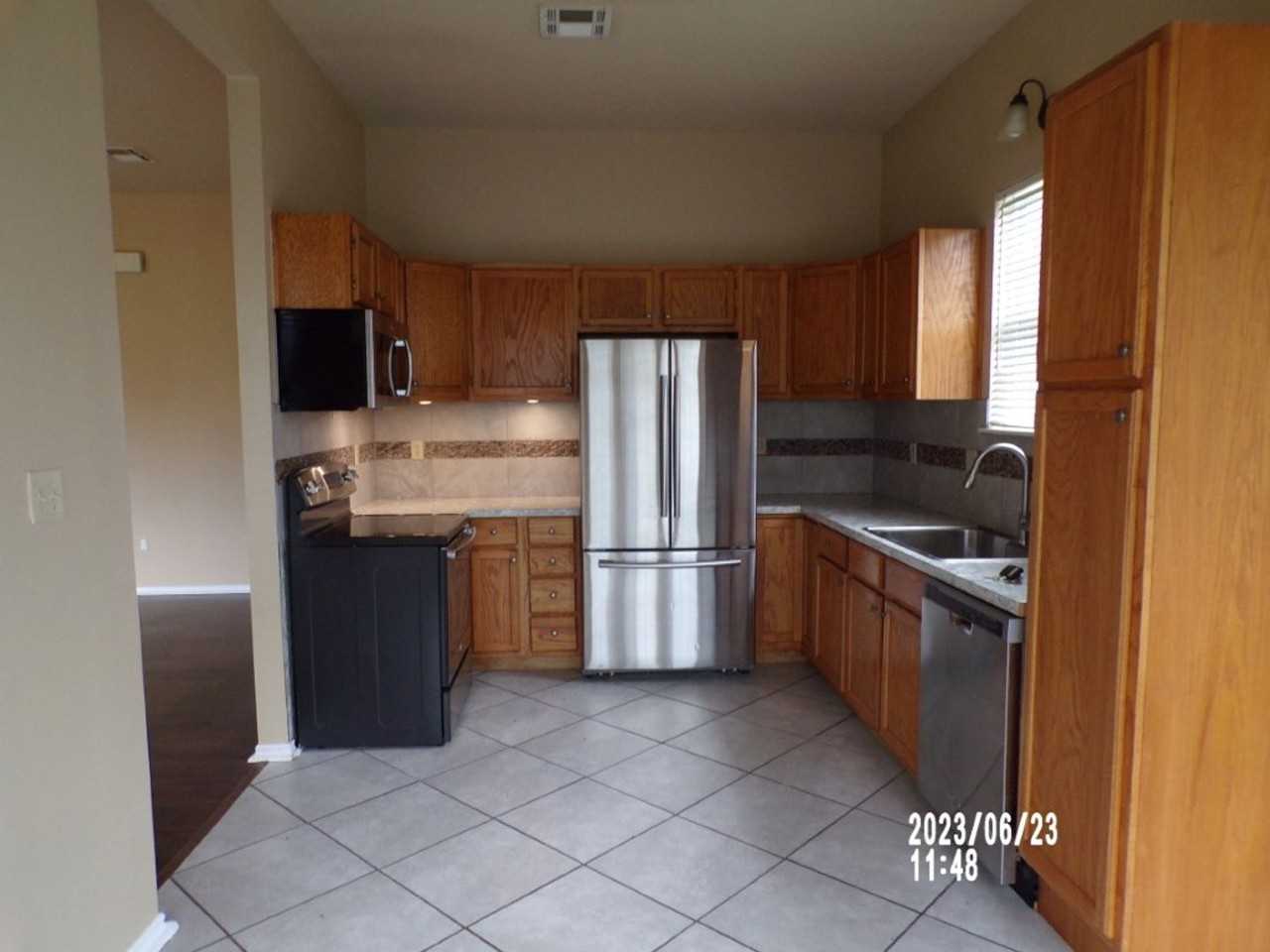 828 Wisconsin St - Photo 4 of 10