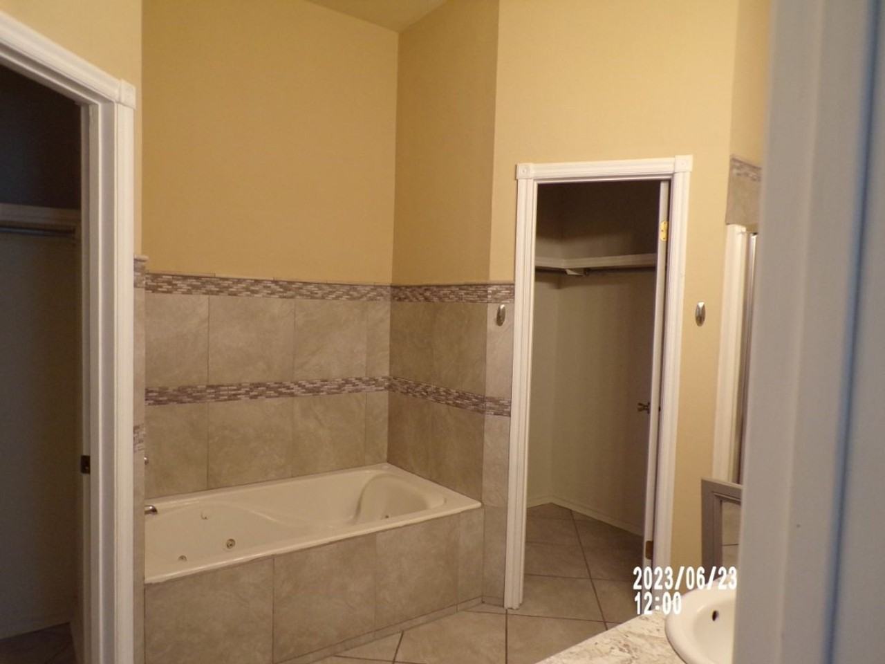828 Wisconsin St - Photo 7 of 10