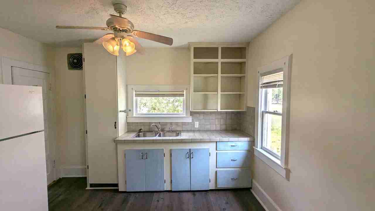 1138 E Larch Ave - Photo 3 of 10