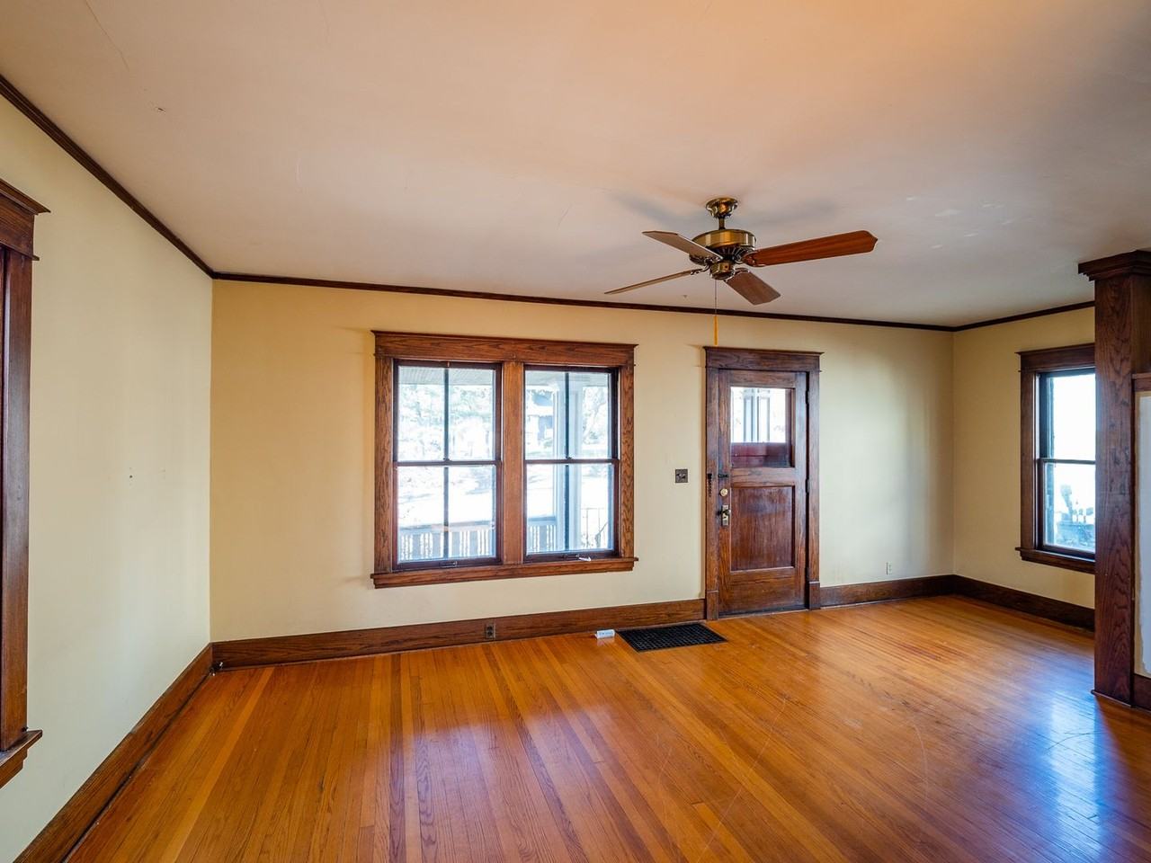 1753 C Ave Ne - Photo 2 of 8