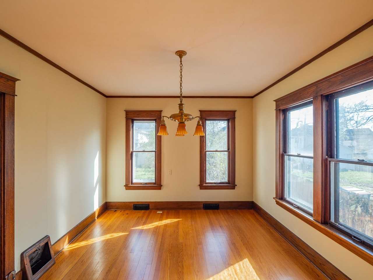 1753 C Ave Ne - Photo 3 of 8