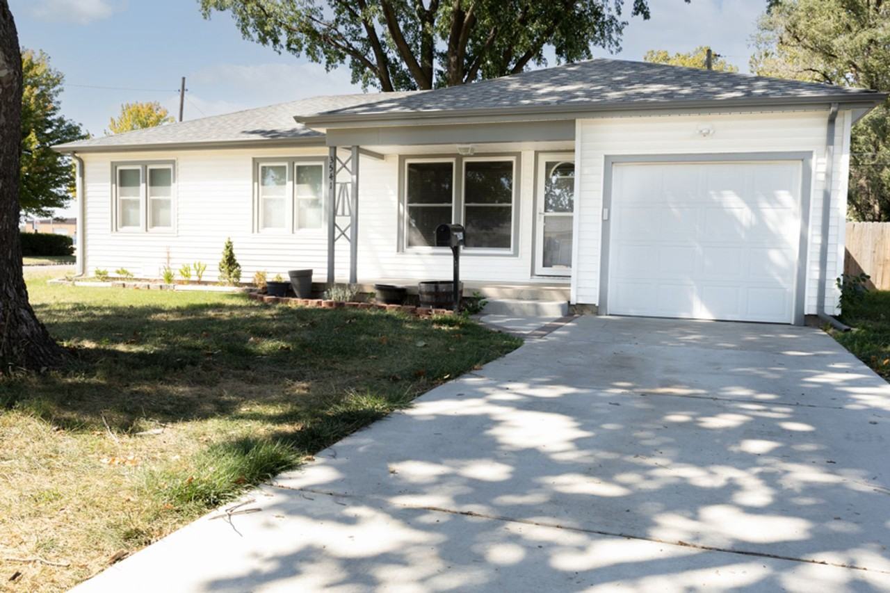 3541 S Southwood Ct - Photo 3 of 15