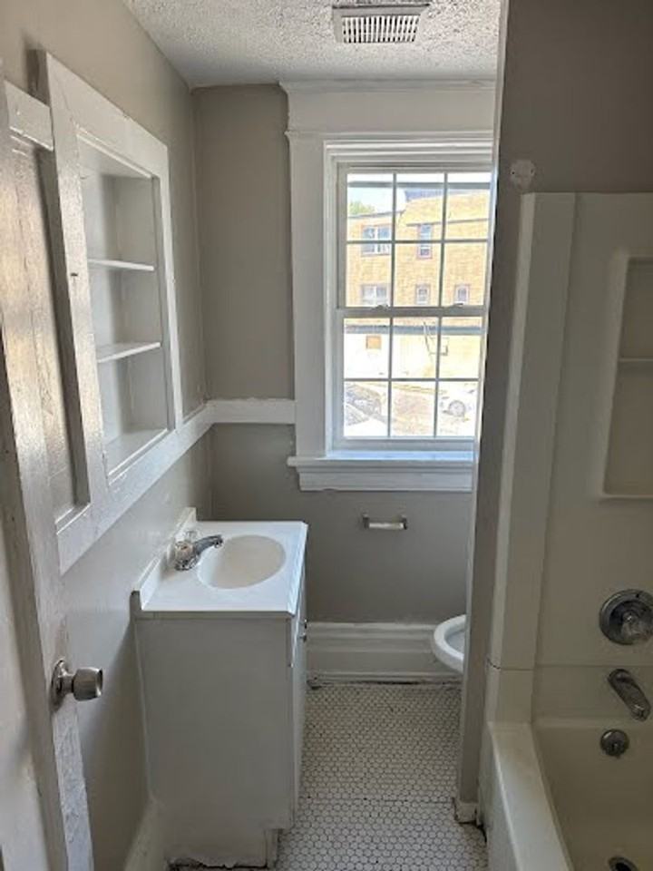 499 Dewey Ave #6 - Photo 7 of 11