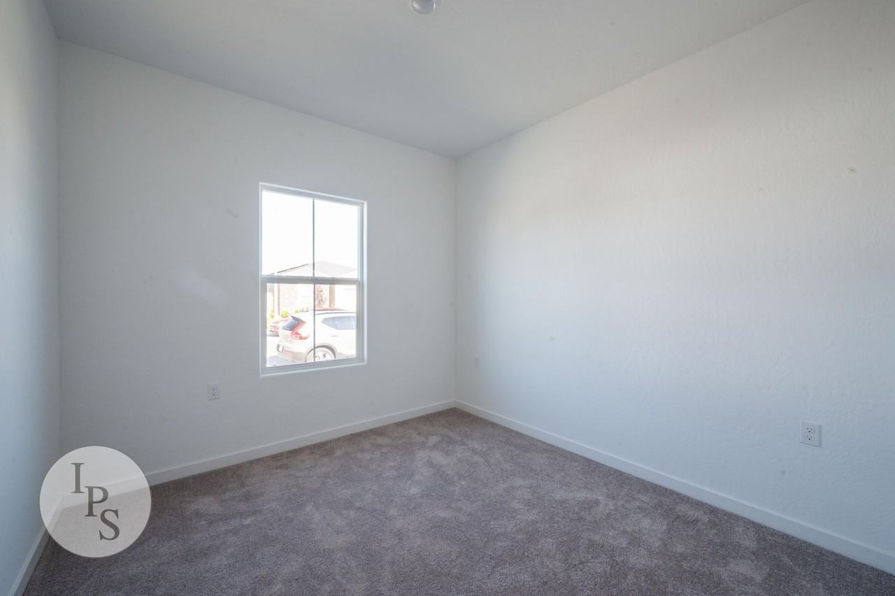 2812 N Janice Ave - Photo 3 of 22