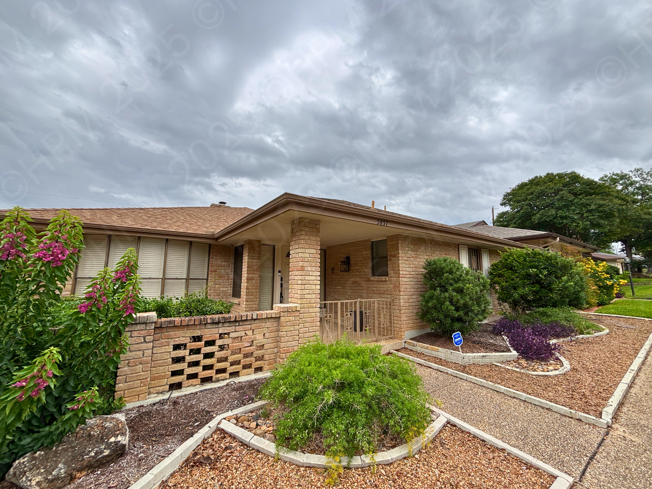 5837 Northgap St - Photo 2 of 29