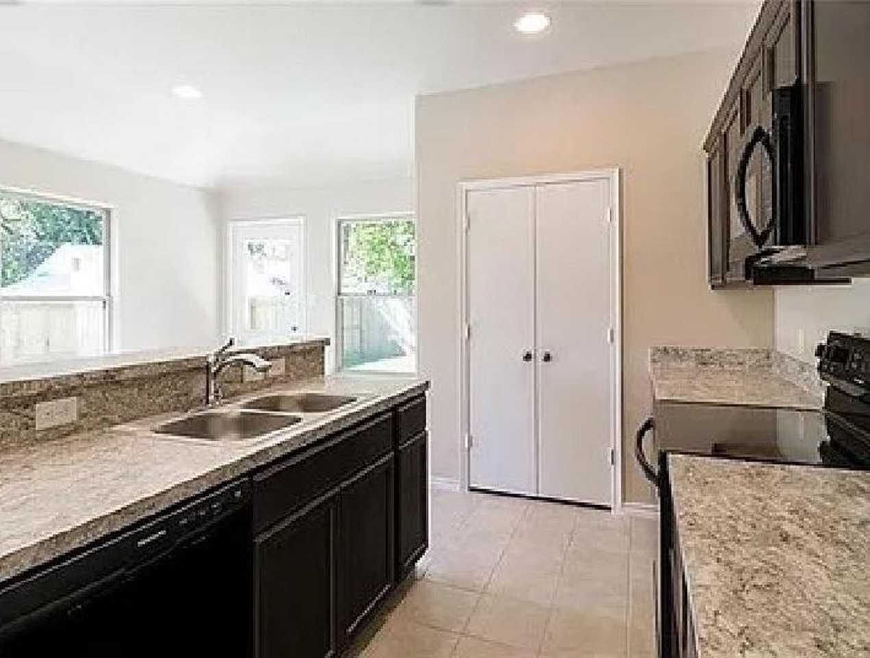 401 Ritchey St - Photo 7 of 18