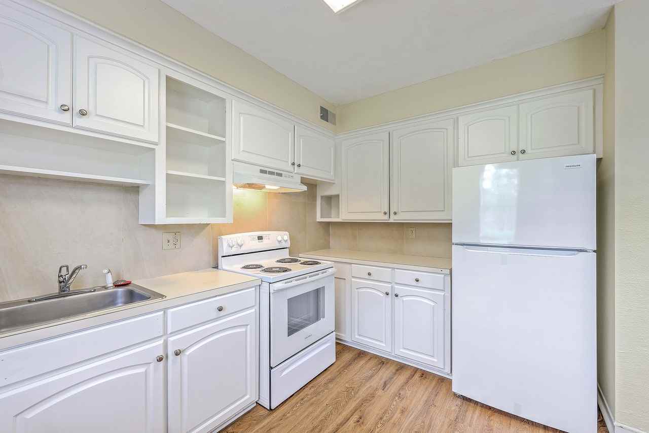 652 Windermere Boulevard - Photo 3 of 17