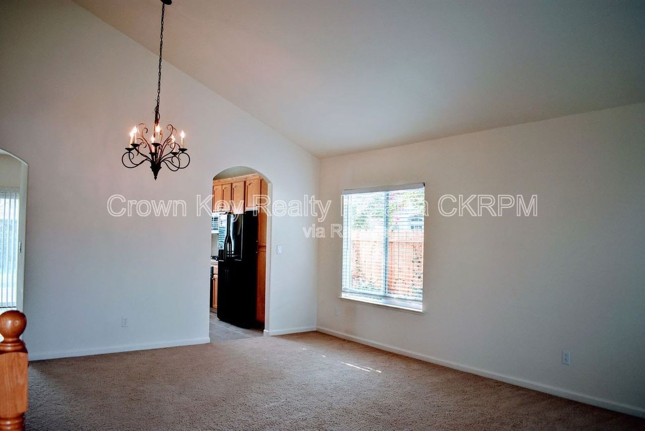767 Bishop St - Photo 6 of 50