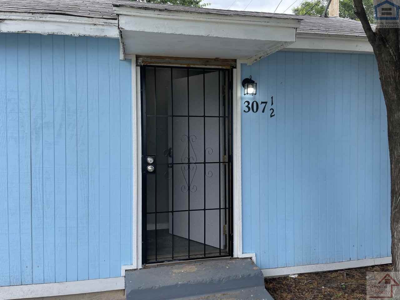 307 1/2 Sw 19th St - Photo 2 of 17