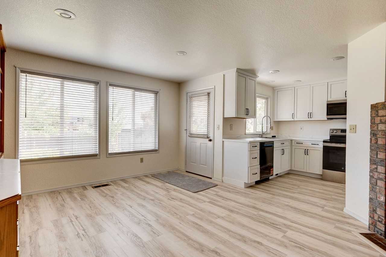 418 Sw Erie Cir - Photo 4 of 29
