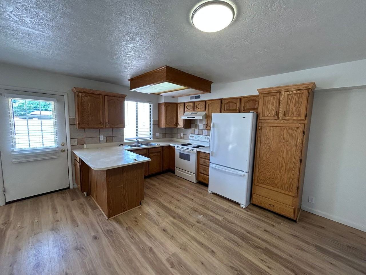 695 N 500 W - Photo 4 of 26
