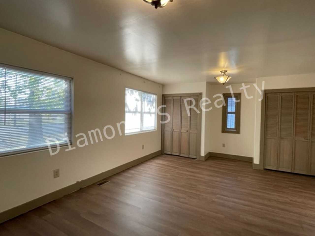 1301 N Fremont Ave - Photo 3 of 11