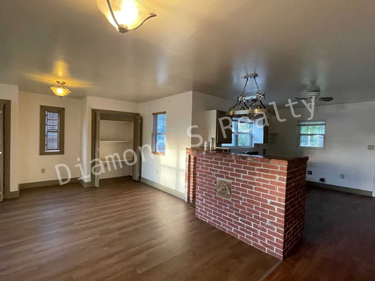 1301 N Fremont Ave - Photo 6 of 11