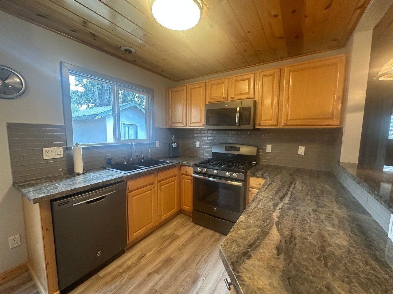 1897 Arrowhead Ave - Photo 5 of 18