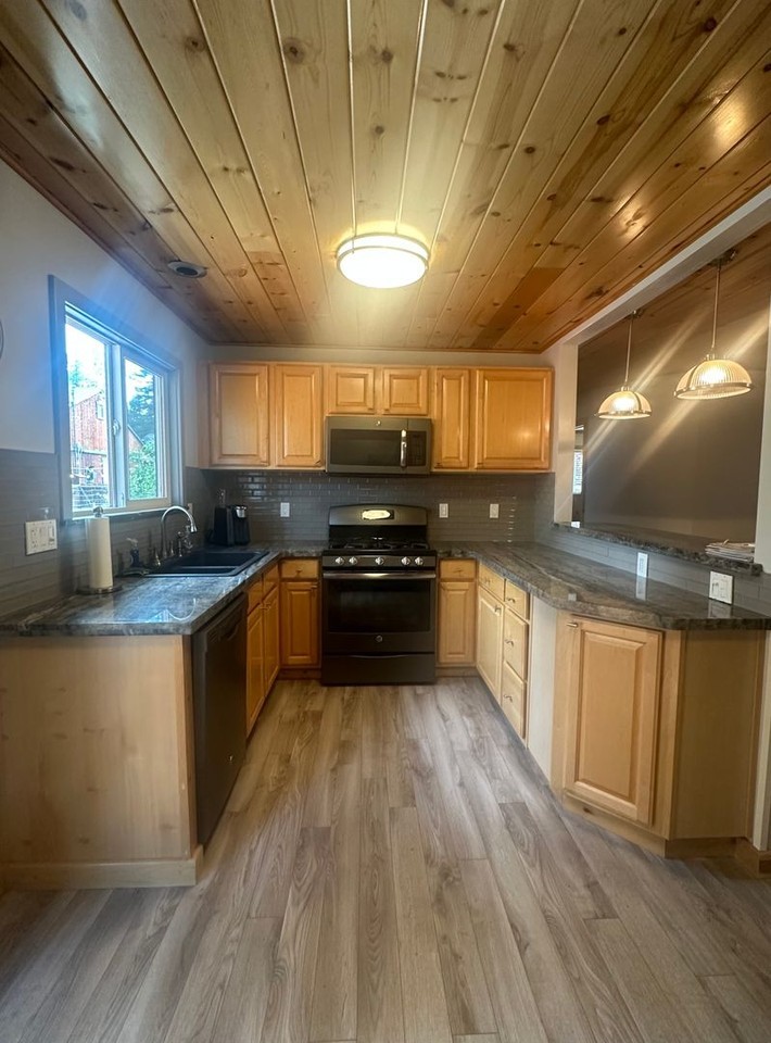 1897 Arrowhead Ave - Photo 6 of 18