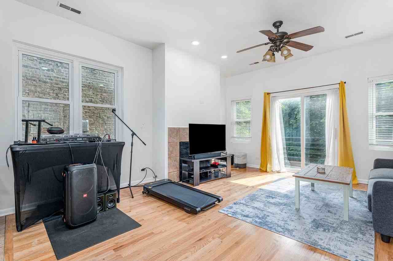 4850 S Champlain Ave - Photo 3 of 15