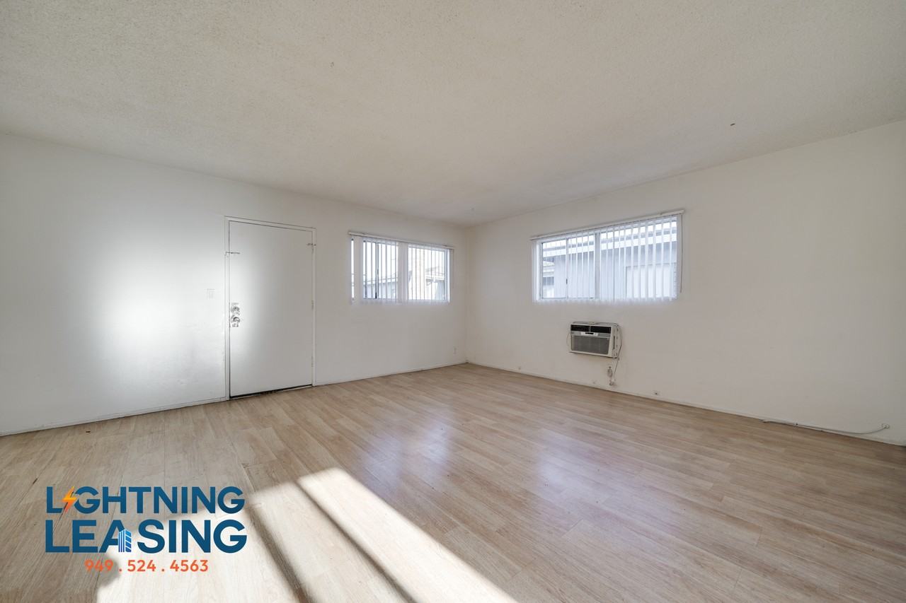 6929 1/2 Whitsett Ave #1D