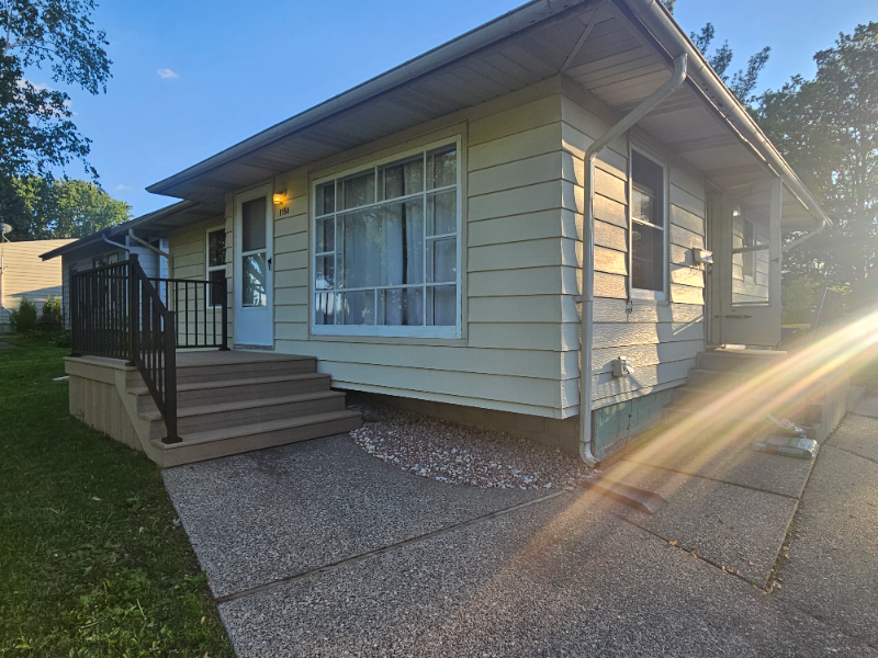 1154 6th Ave Sw - Photo 2 of 6