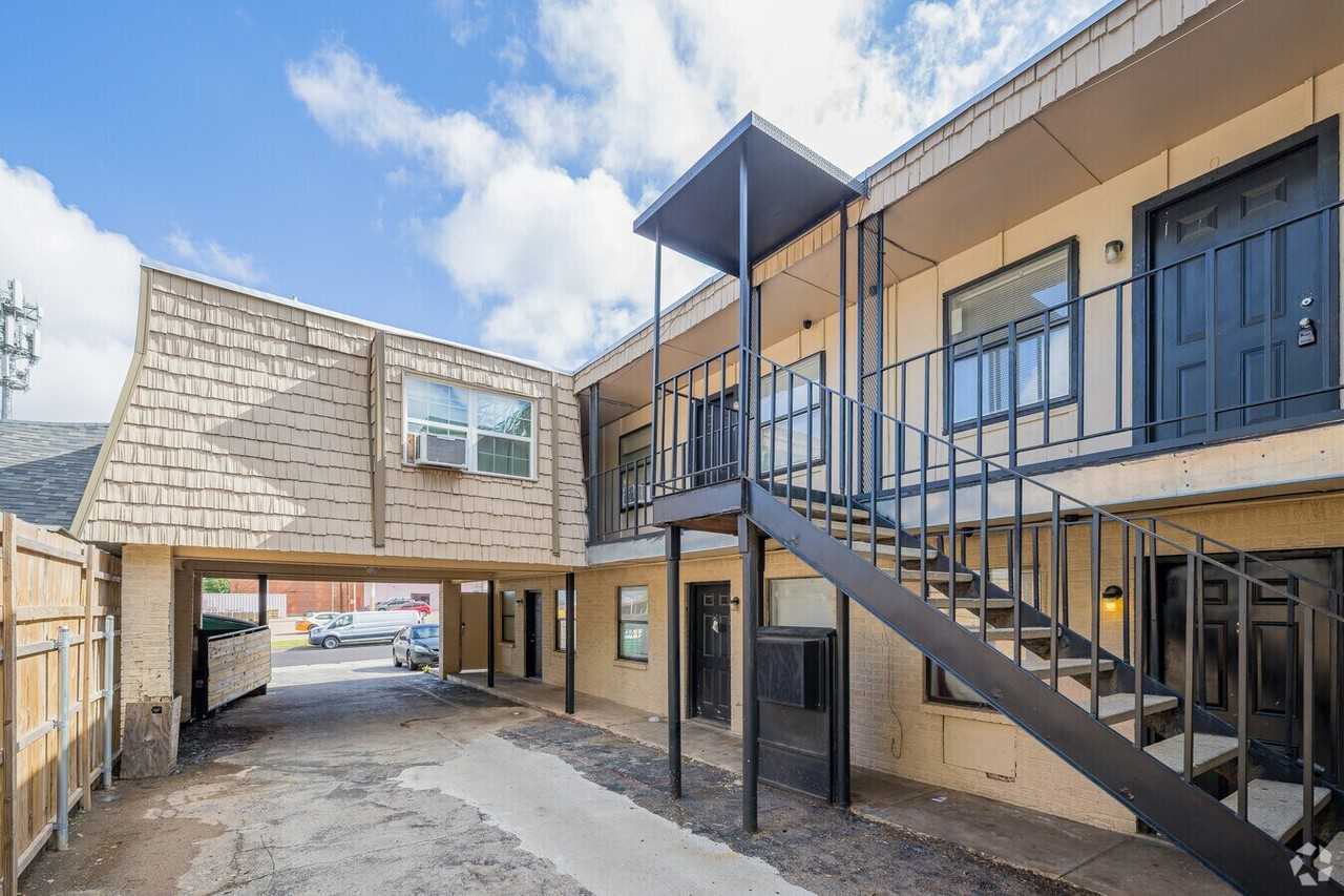 404 Southwest 26th Street - Photo 4 of 50