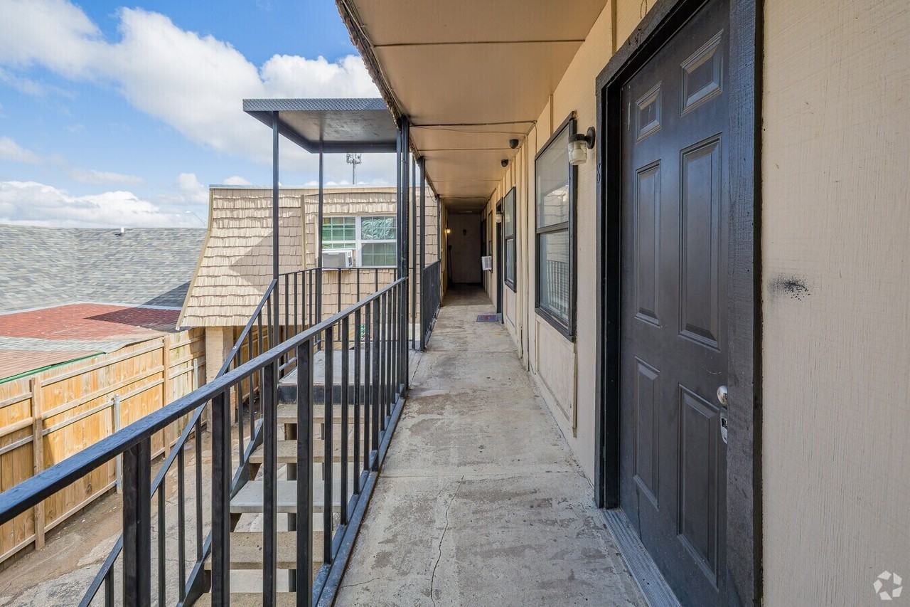 404 Southwest 26th Street - Photo 5 of 50