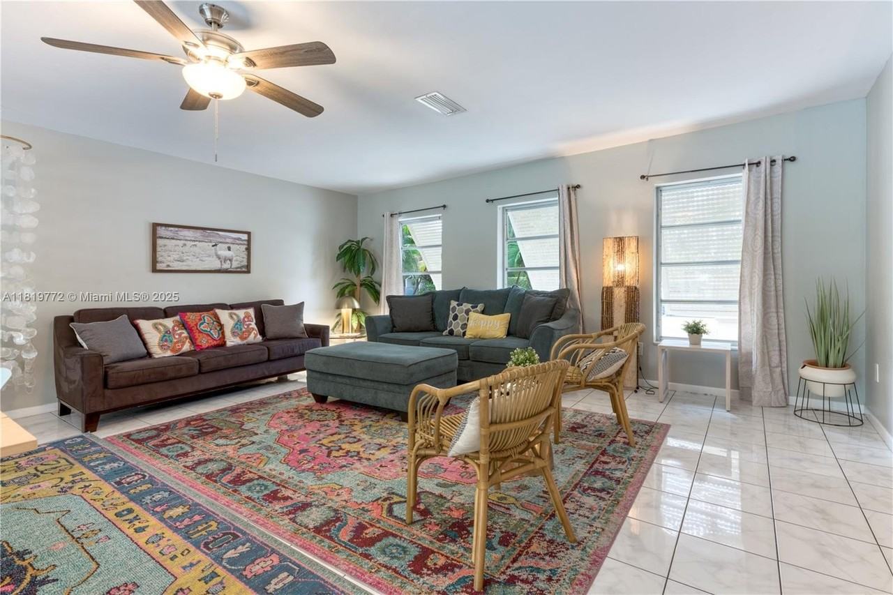 1122 S N St - Photo 3 of 31