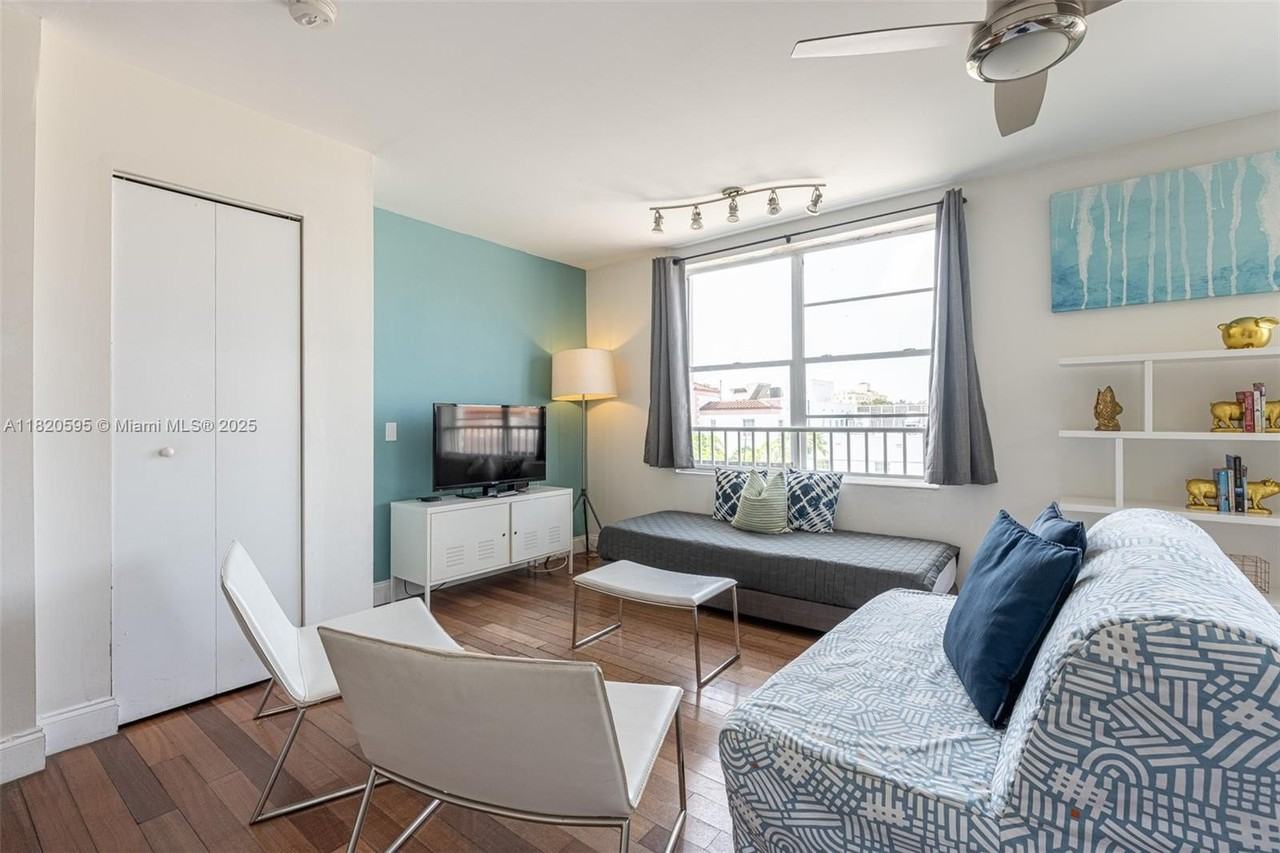 420 15th St #307 - Photo 3 of 22