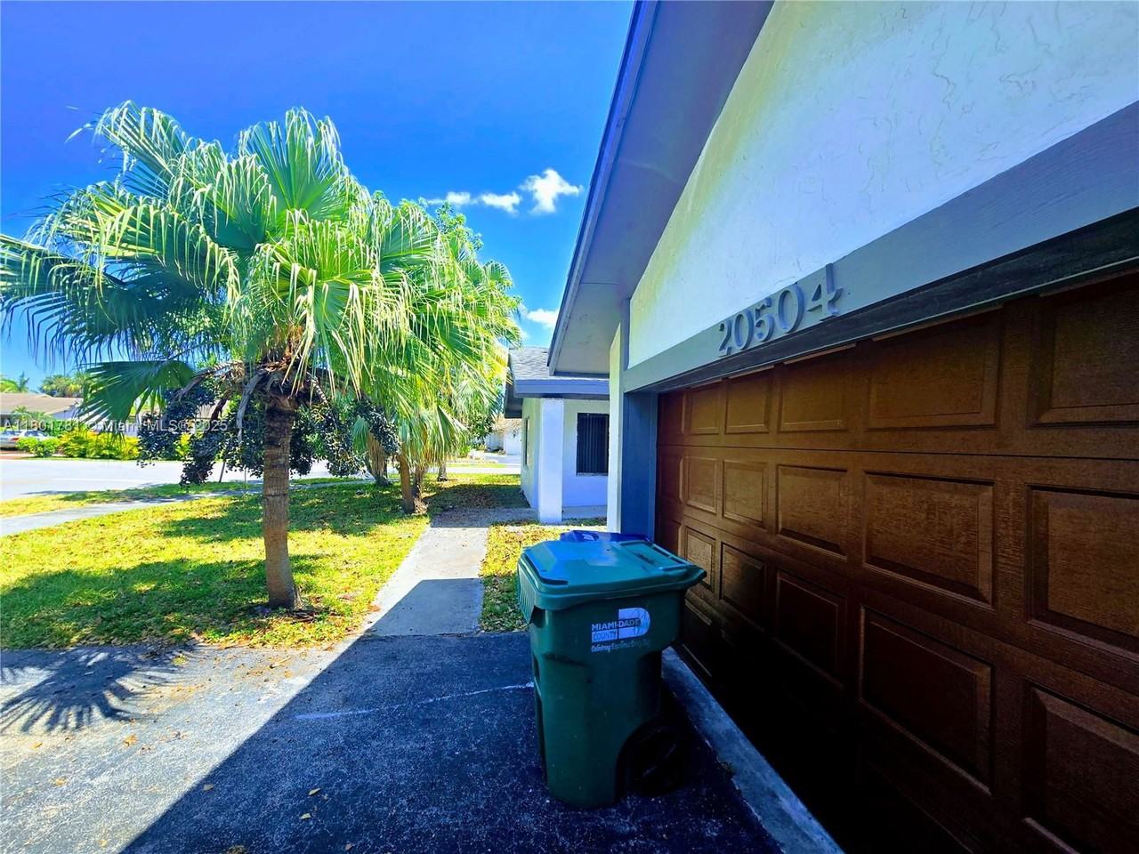 20504 Ne 9th Ct - Photo 2 of 8