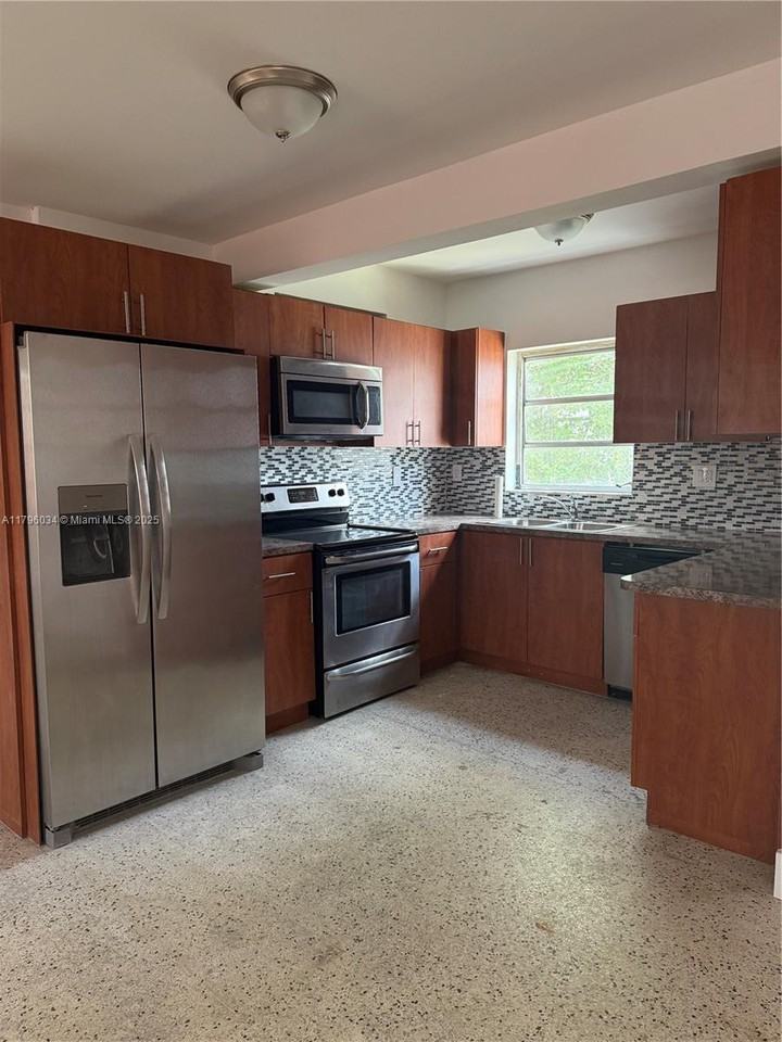 6473 Sw 25th St - Photo 3 of 8