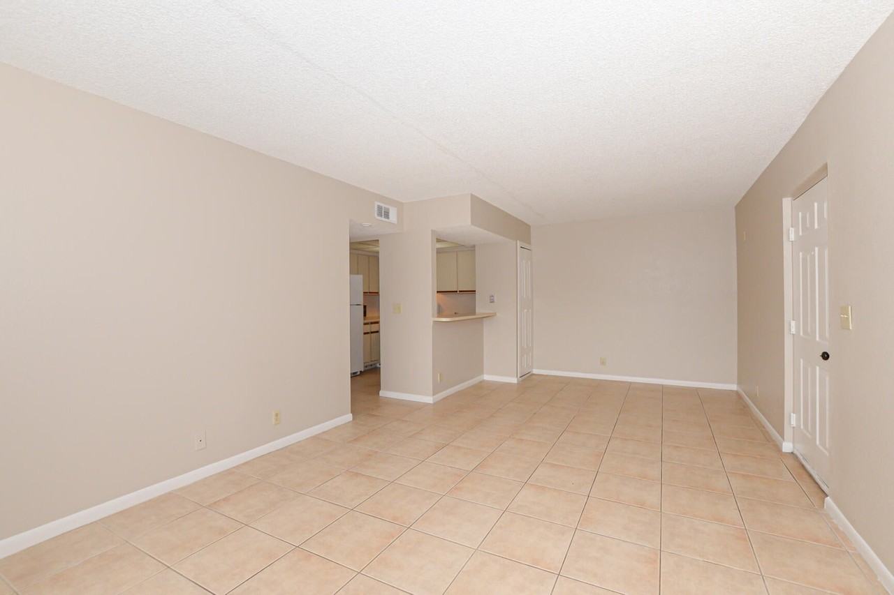 1540 SE Royal Green 103 Circle #103 - Photo 3 of 33