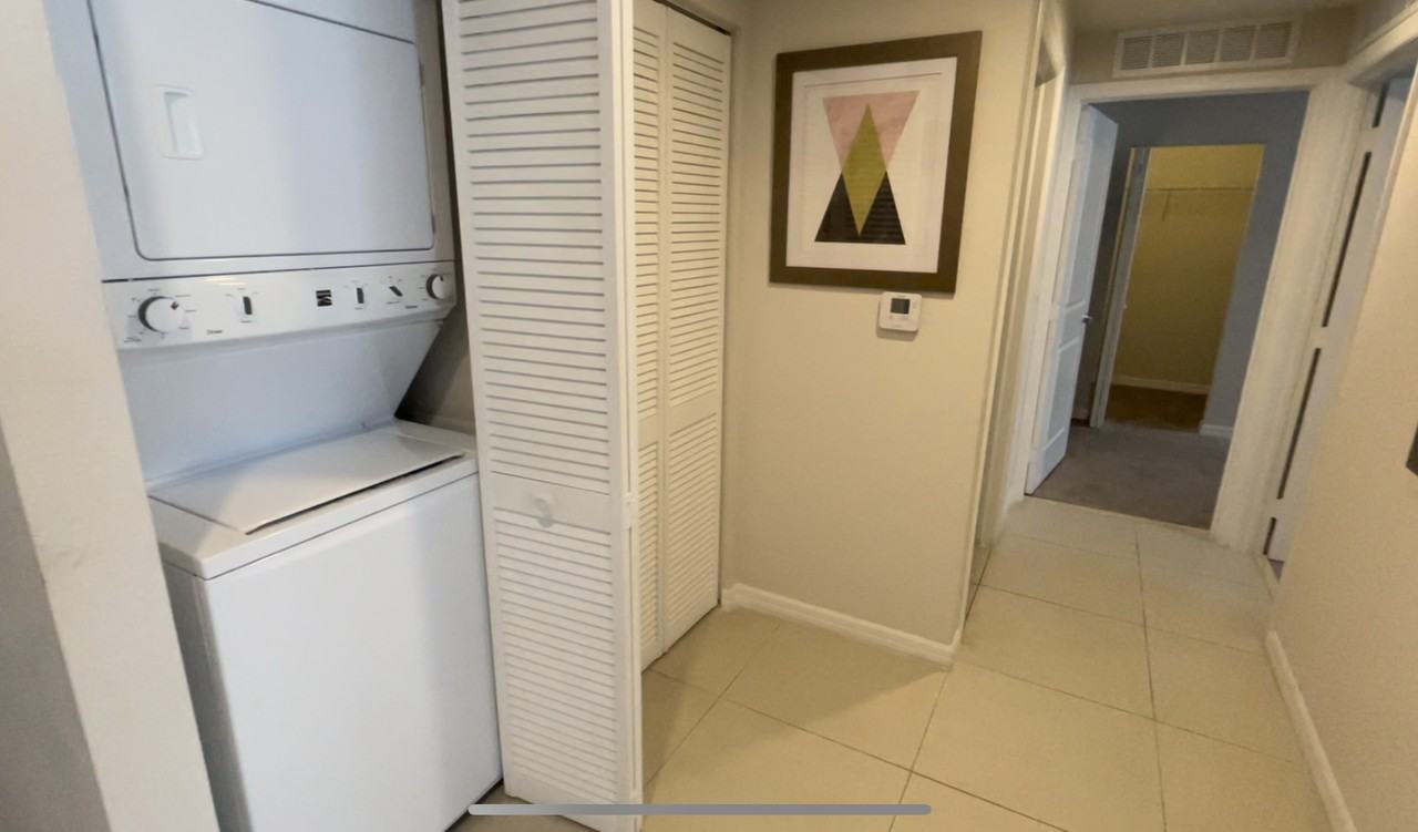 1537 Sw 70th Ave #421 - Photo 4 of 10