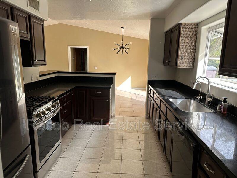 2027 Old Bend Rd - Photo 3 of 23