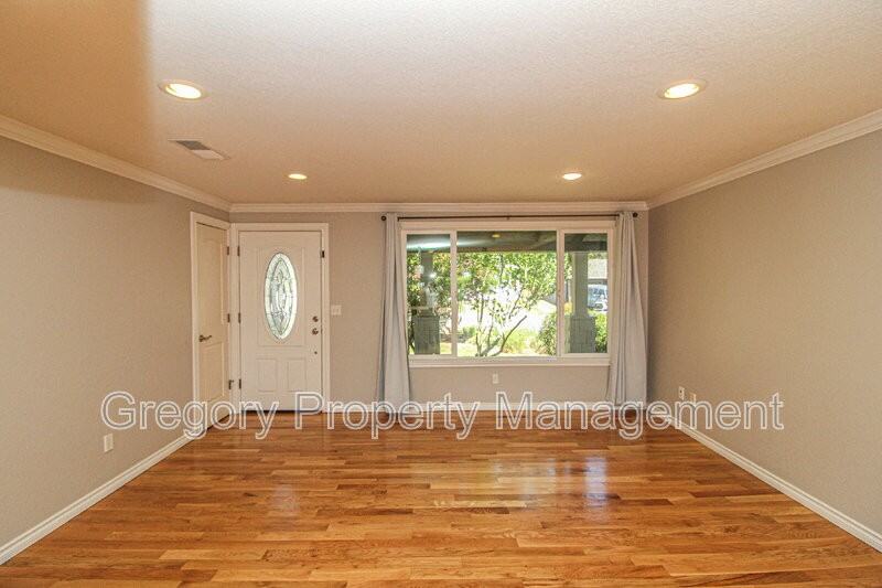 8005 Ne 142nd St - Photo 3 of 30