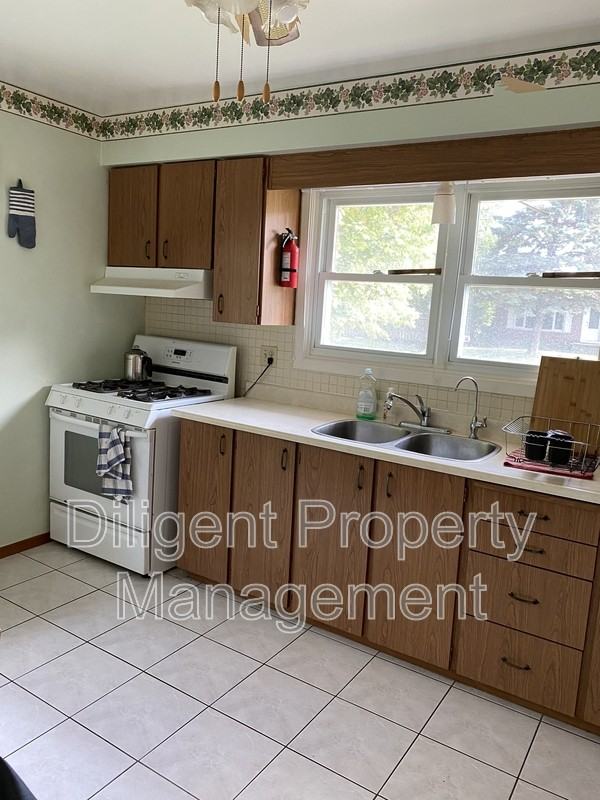 186 Collison Ave - Photo 4 of 20