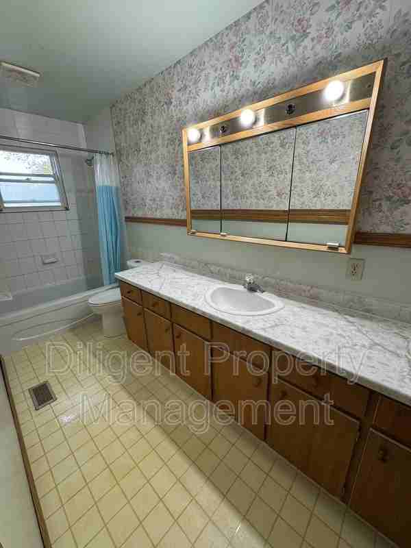 186 Collison Ave - Photo 6 of 20