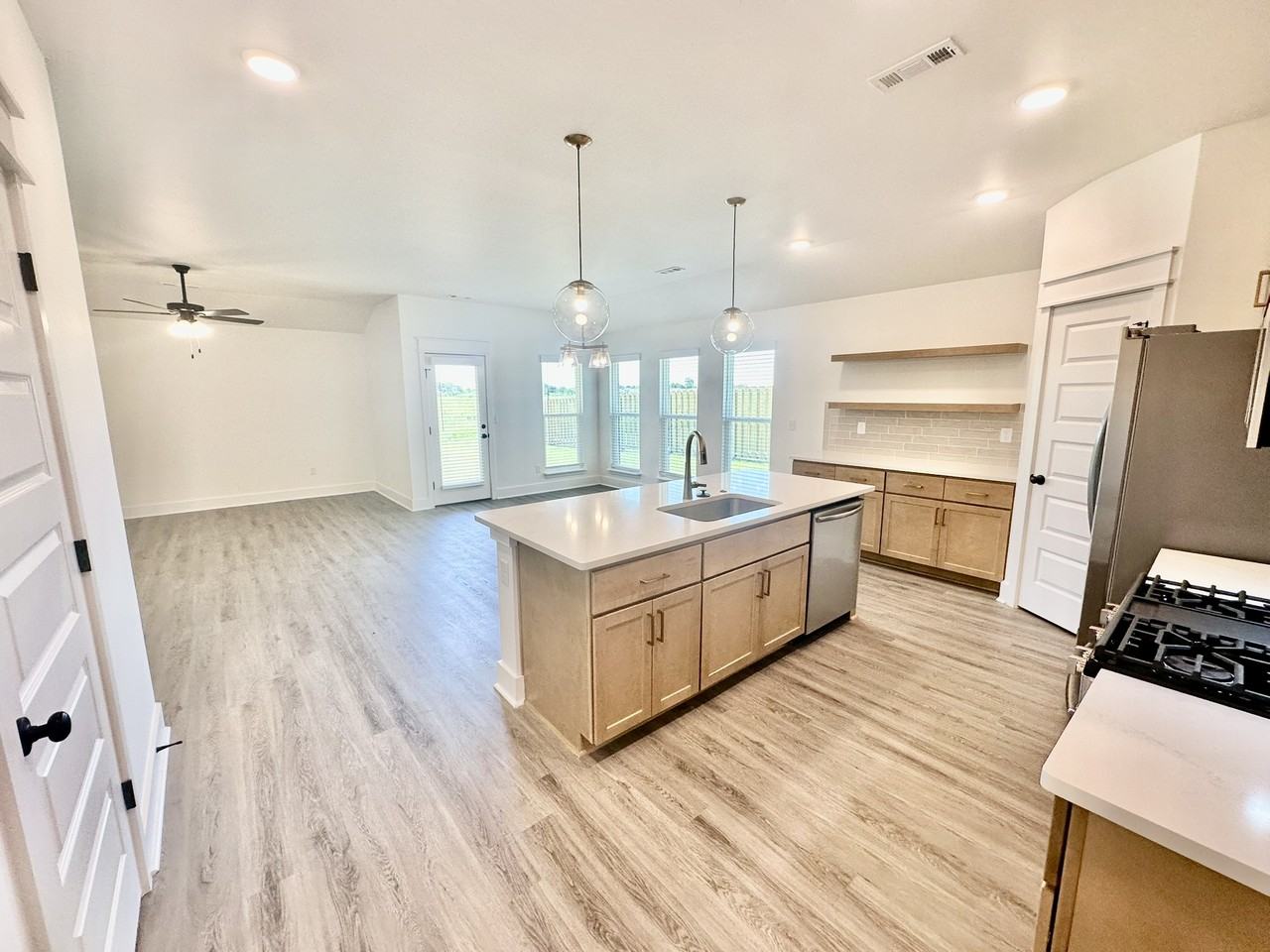 836 Lewis St - Photo 2 of 33